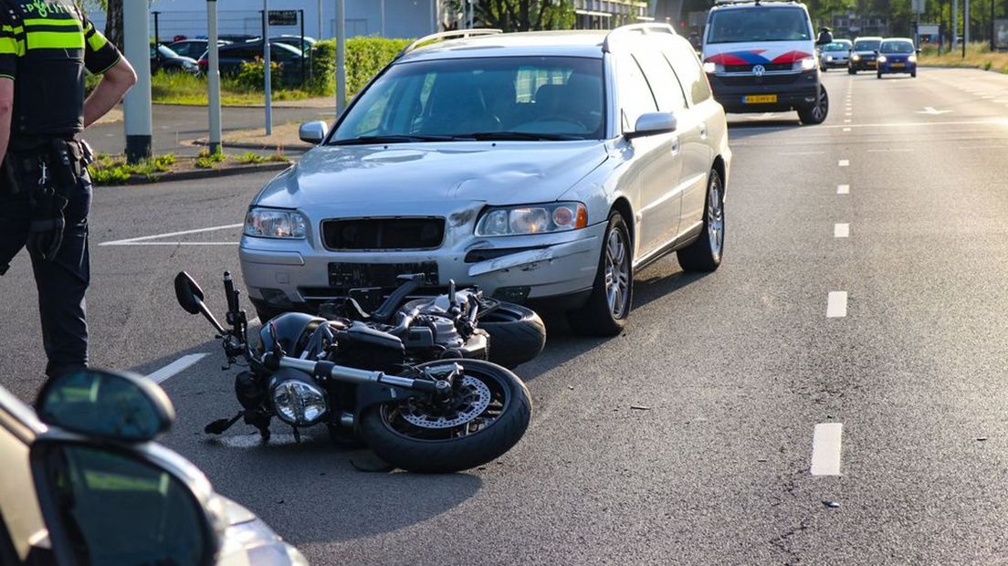Zowel de auto als de motor raakten beschadigd bij de aanrijding.