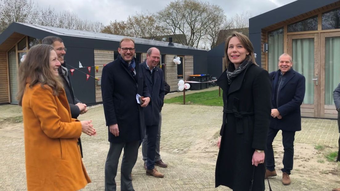 Ontvangst bij de Uuthuuskes, met vlnr Els Birkenhäger, Peter van ’t Hoog, Mark Boumans en Ted Kok, allen vanuit de 8RHK Board, Dick Schierboom (provincie Gelderland) en minister Hanke Bruins Slot.