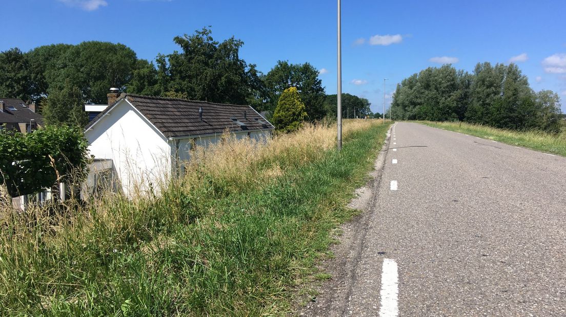 Het oude huis van Roland Kamerbeek staat pal naast de dijk.