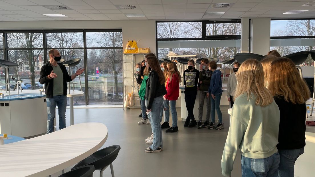 De leerlingen van havo 1 krijgen een rondleiding door het nieuwe scheikunde lokaal