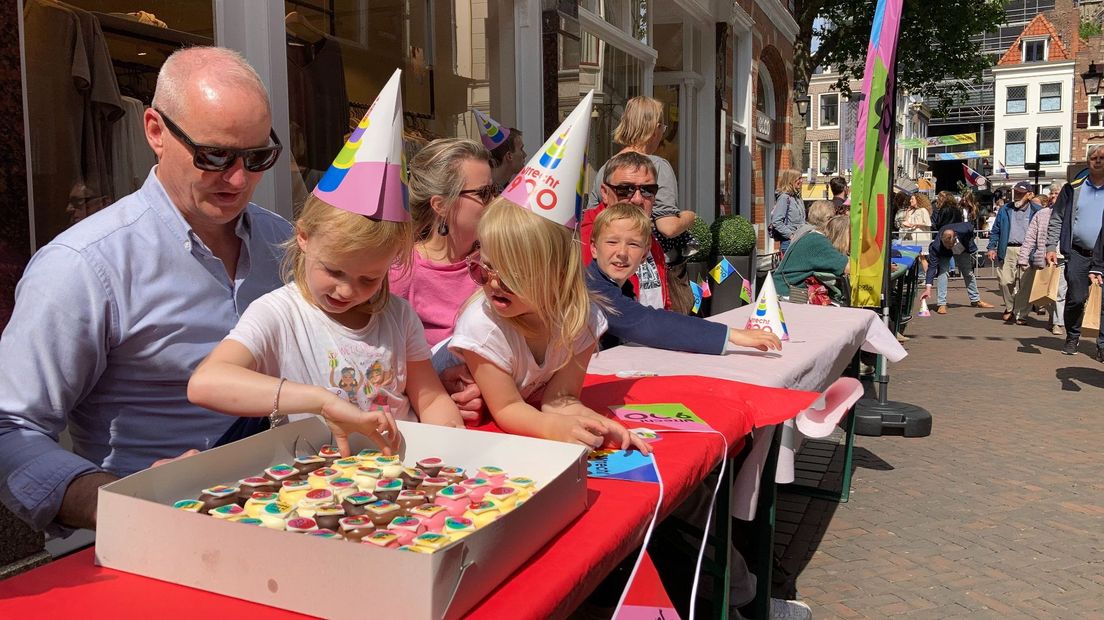 Daar is de taart.