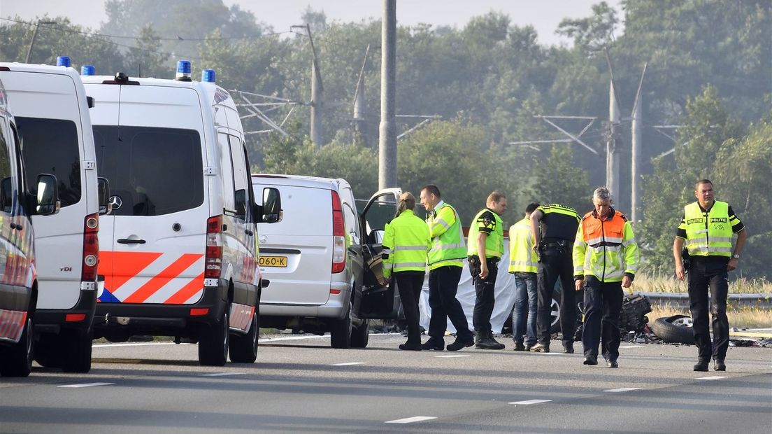 Politie doet onderzoek na ongeluk met een spookrijder op de A16 waarbij twee mensen omkwamen