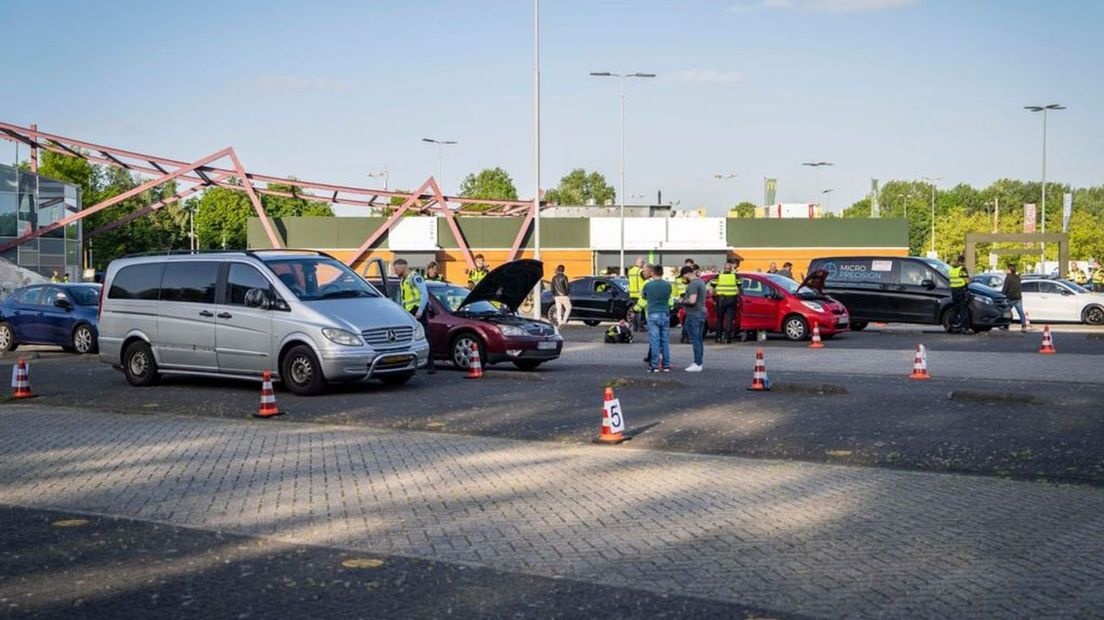 Automobilisten werden gecontroleerd bij GelreDome in Arnhem.
