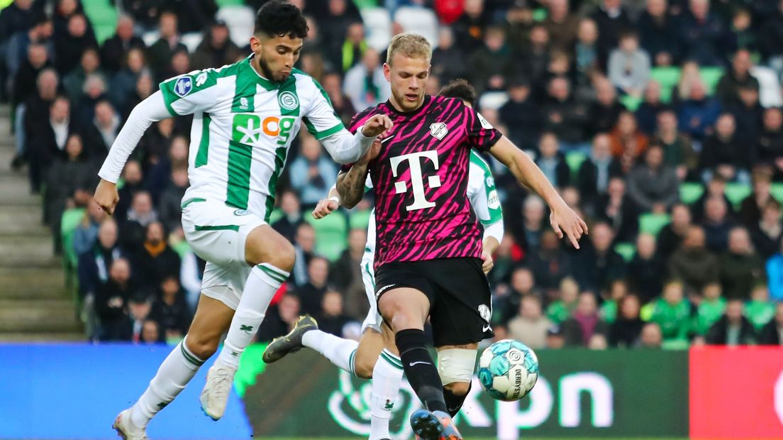 Ricardo Pepi is Utrecht-verdediger Luuk Brouwers te snel af