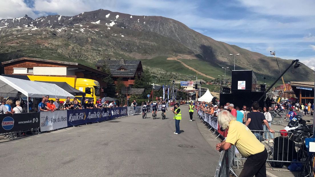 De finish bij de top van de Alpe d'Huez.