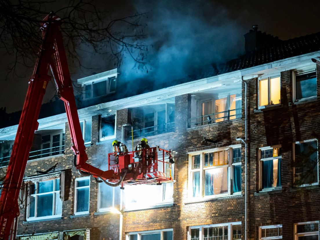 Brand in een portiekwoning aan de Professor Poelslaan in Rotterdam-West