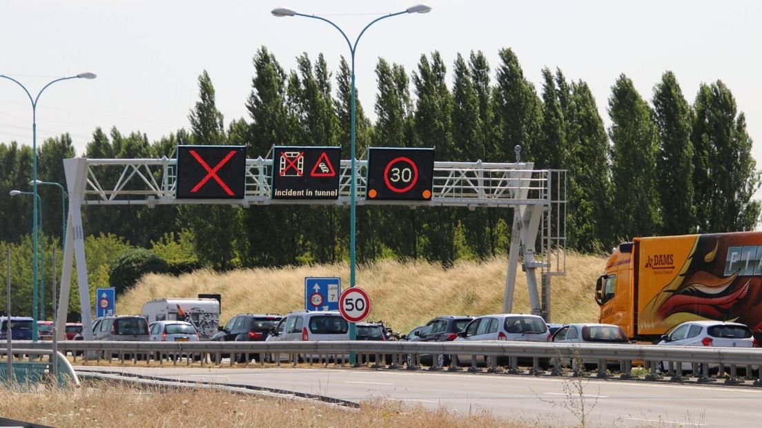Autobrand zorgt voor files bij Westerscheldetunnel