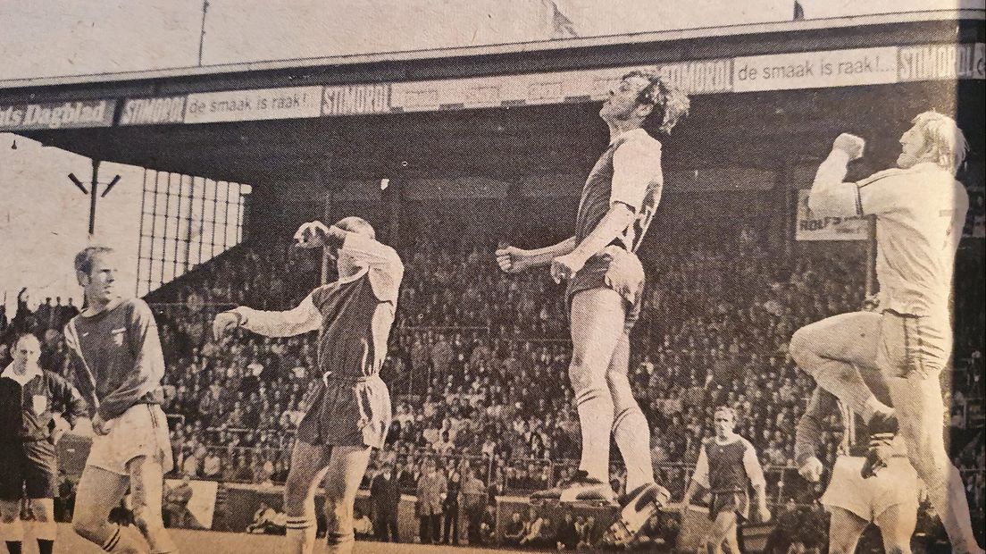 De eerste FC Utrecht - FC Twente uit 1971, uitslag 1-2. Twente-keeper Piet Schrijvers stijgt op.