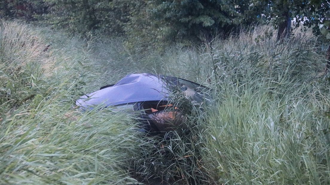 Auto belandt bij Kapelle naast de snelweg