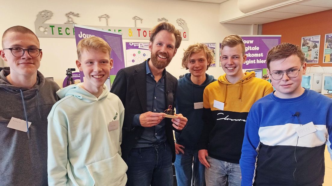 Onderwijsminister Dennis Wiersma bracht maandag een bezoek aan het CT Stork College in Hengelo