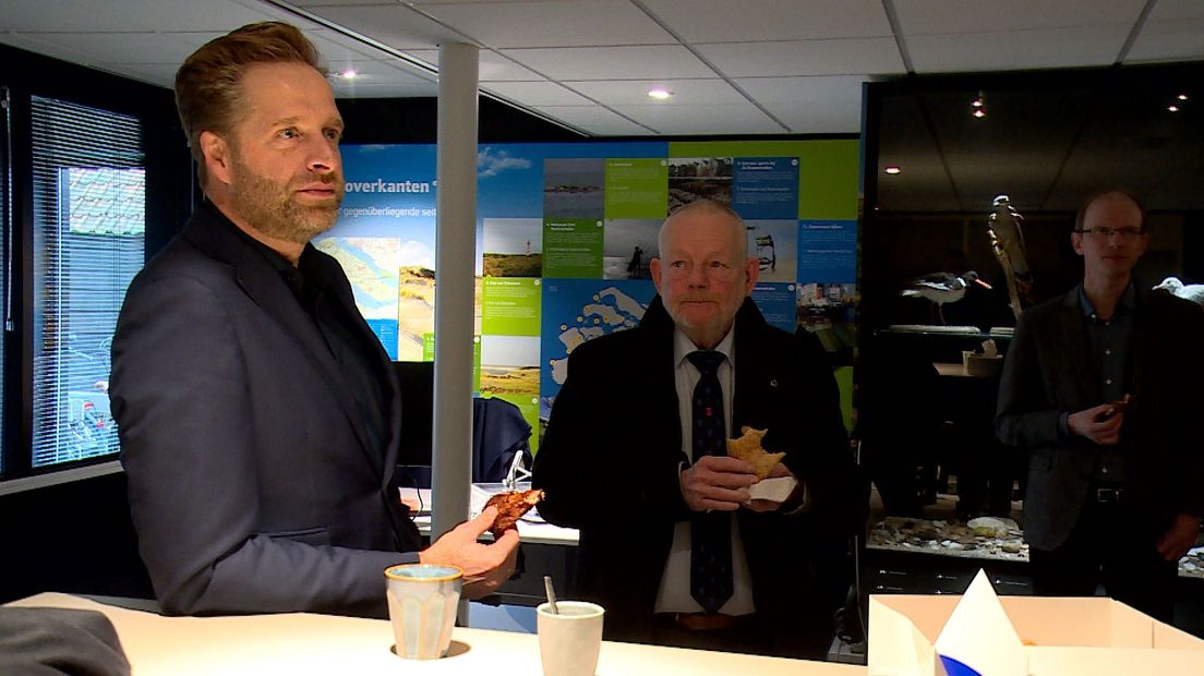 Minister De Jonge eet gemoedelijk een bolus met gedeputeerde Van der Velde