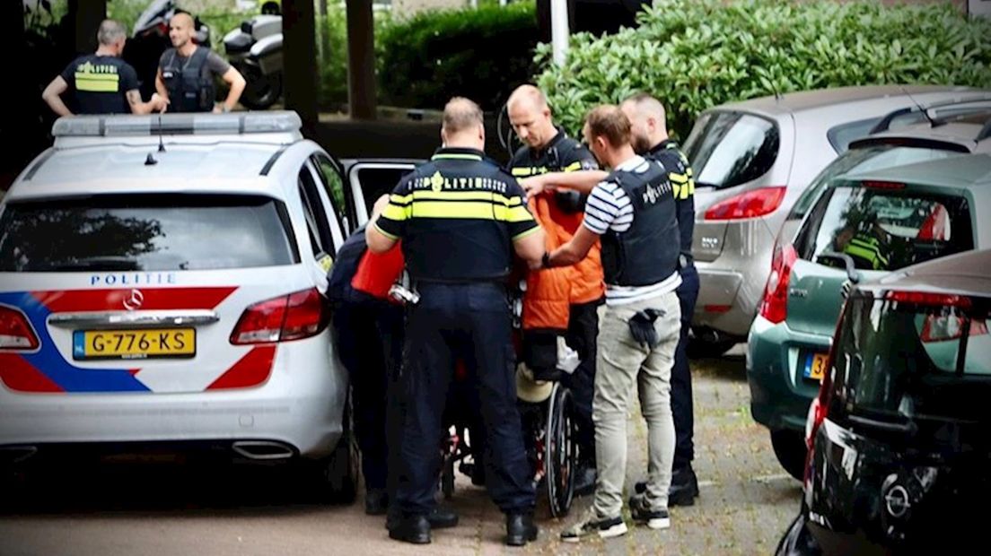 De verdachte van de ontvoering wordt vanuit een rolstoel overgeplaatst in de politieauto