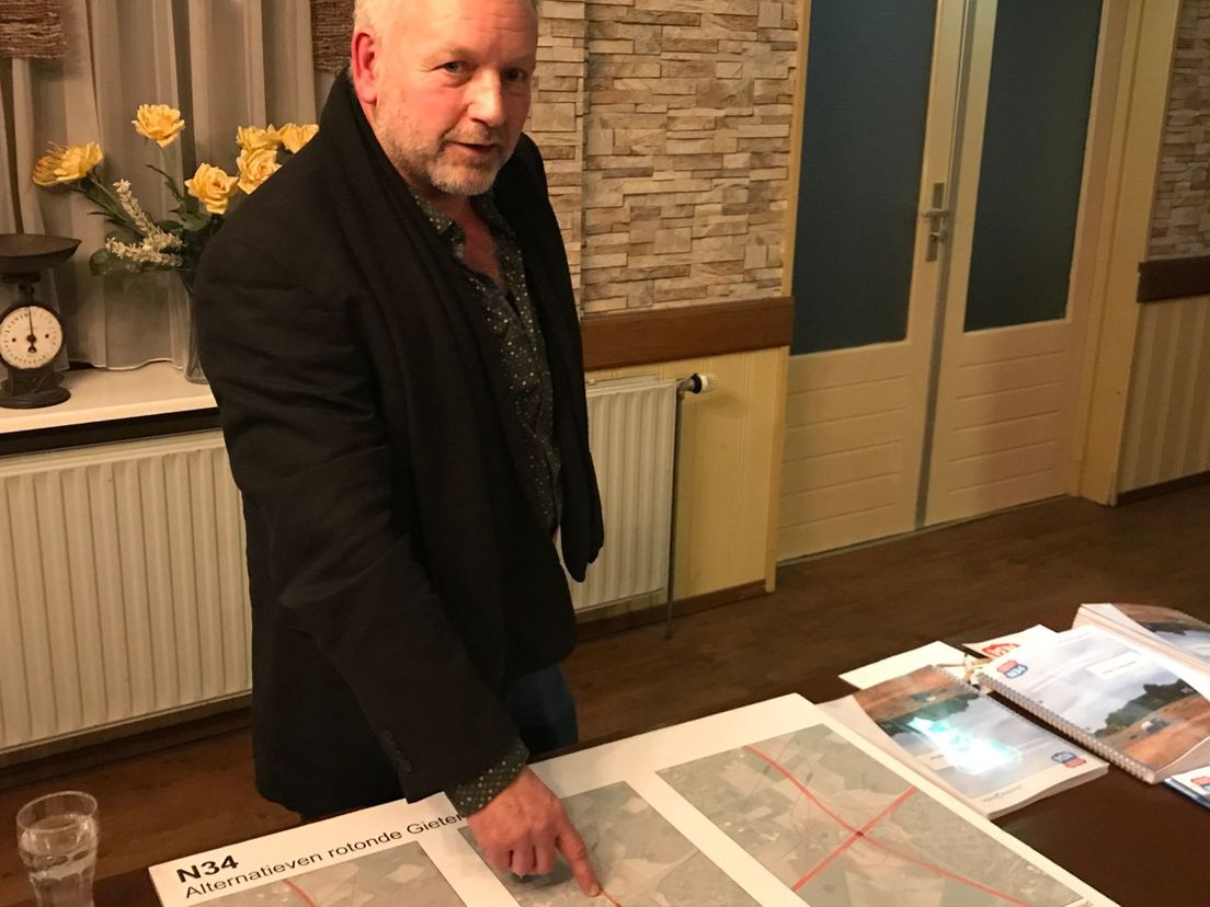 Eext wil een gewone fly-over recht over het knooppunt Gieten met geluidsmaatregelen, zegt Gezinus Martens van Dorpsbelangen (Rechten: Serge Vinkenvleugel/RTV Drenthe)