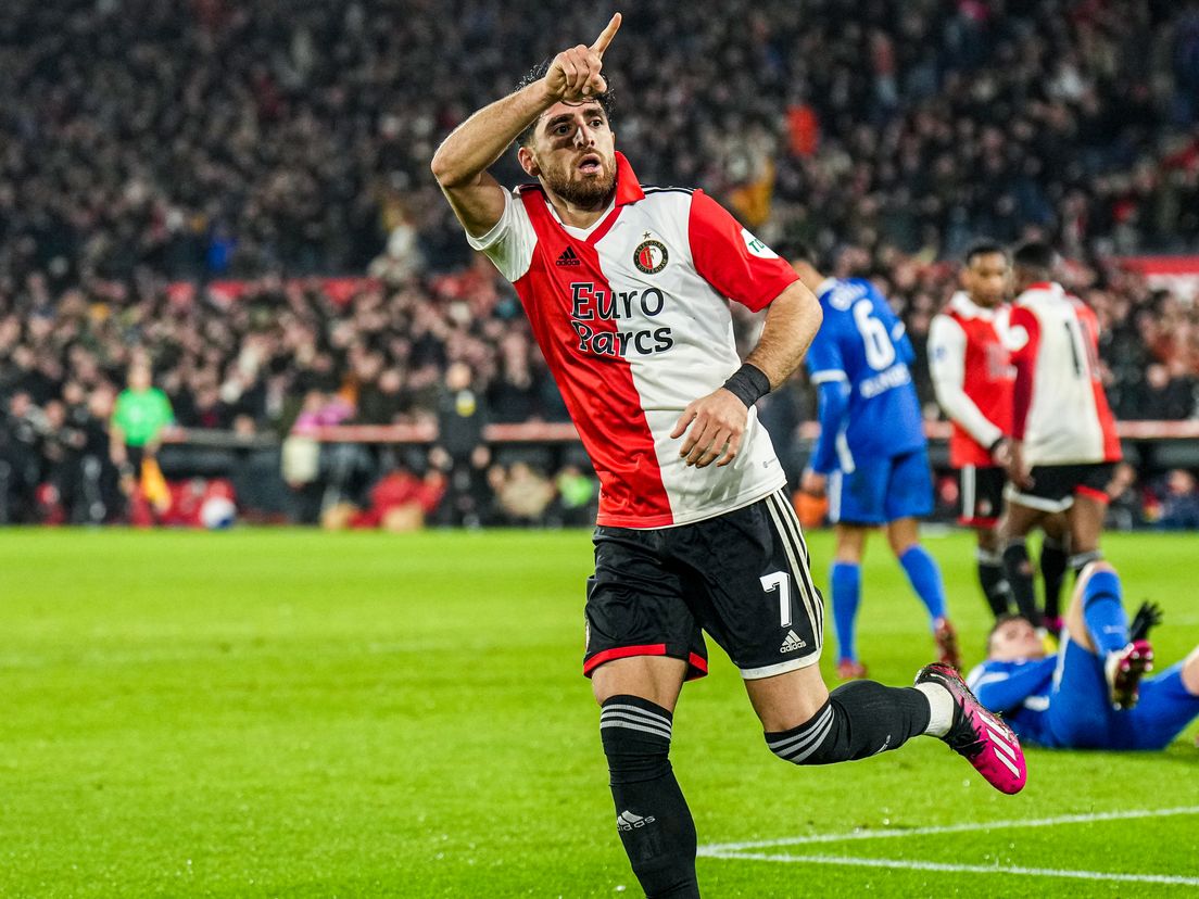 Alireza Jahanbakhsh viert een goal voor Feyenoord
