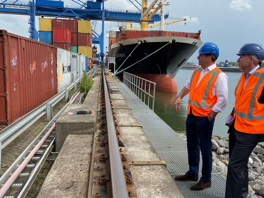Jan Overdevest (links) leidt Victor van der Chijs (voorzitter van Deltalinqs,) over de Barge Center Waalhaven