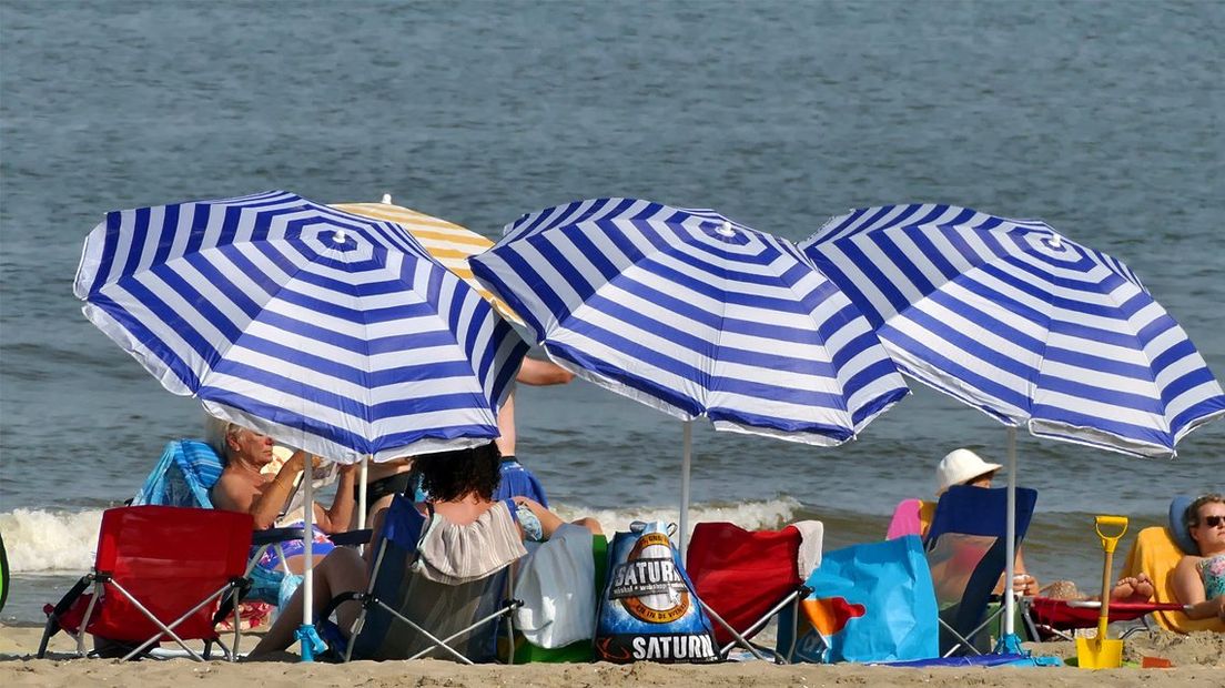 Mensen zoeken verkoeling bij de zee