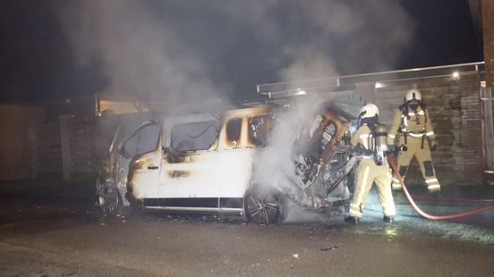 Bestelbus gaat in vlammen op in Hoogeveen