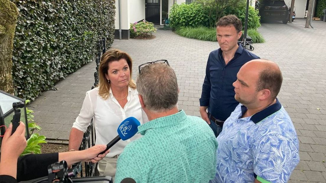Boeren in gesprek met minister Christianne van der Wal bij haar huis in Hierden.