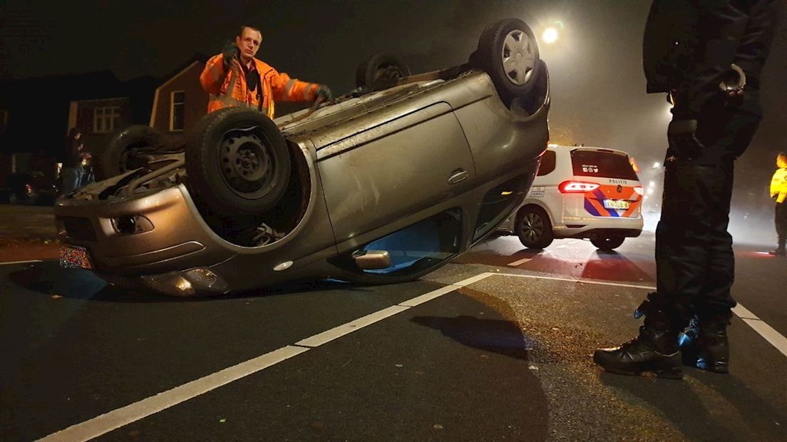 Verkeershinder in Hengelo door over de kop geslagen auto