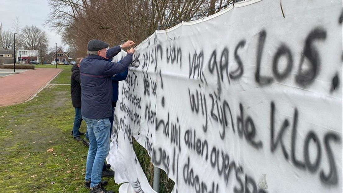 Bewoners Oale Bouw in Westerhaar verwijderen spandoeken