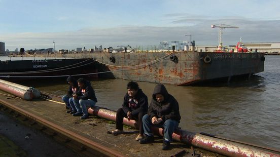 Internationale bemanning krijgt niet uitbetaald en zit al maanden vast op oude ijsbreker in Rotterdam-Beverwaard