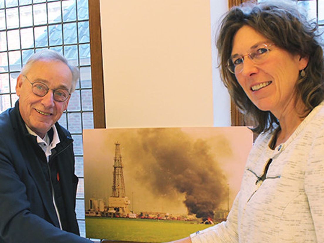 Jacob Melissen draagt fotocollectie over aan Corinne Rodenburg van het Drents Archief