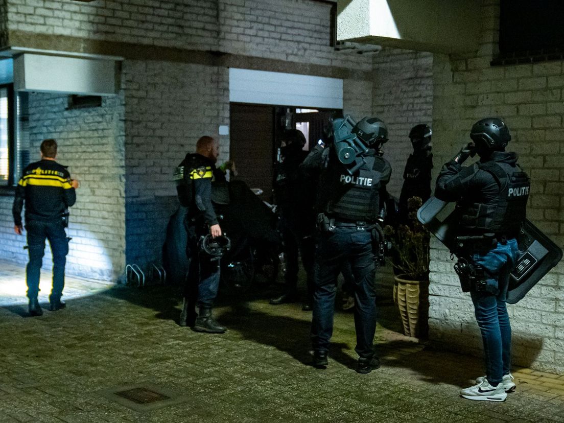 Politie bij de woning in Capelle aan den IJssel