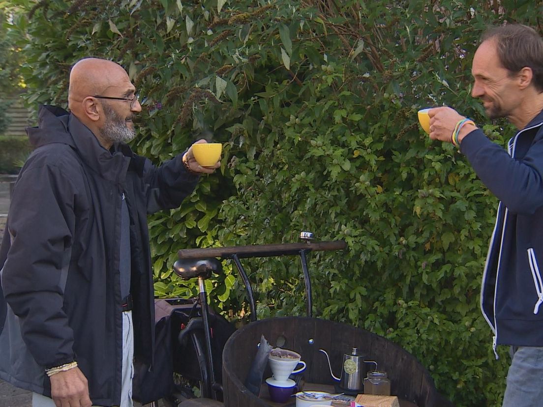 Amar en Daan drinken gezamenlijk een kopje koffie met 'Bakkie Troost'