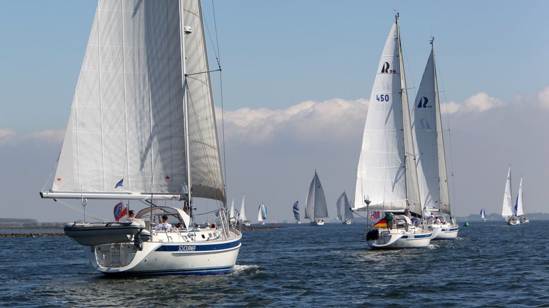 Bij de Grevelingen waren dit weekend flink wat zeilboten op het water