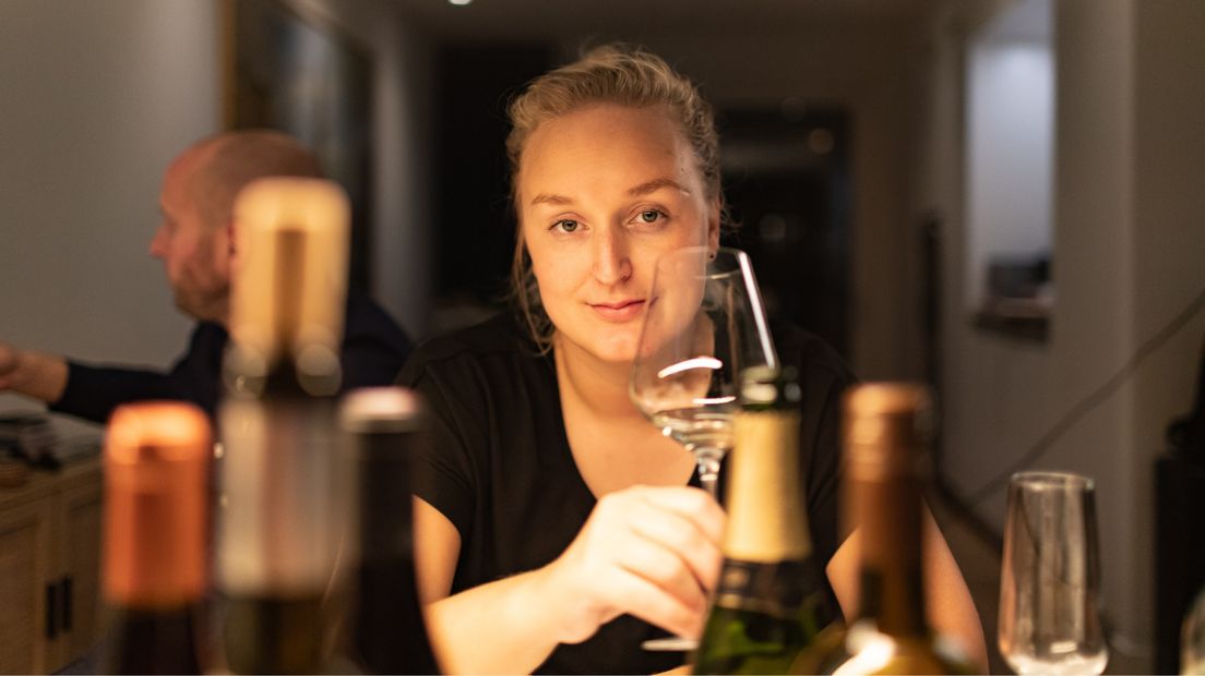 Jantine Doornbos heft het glas