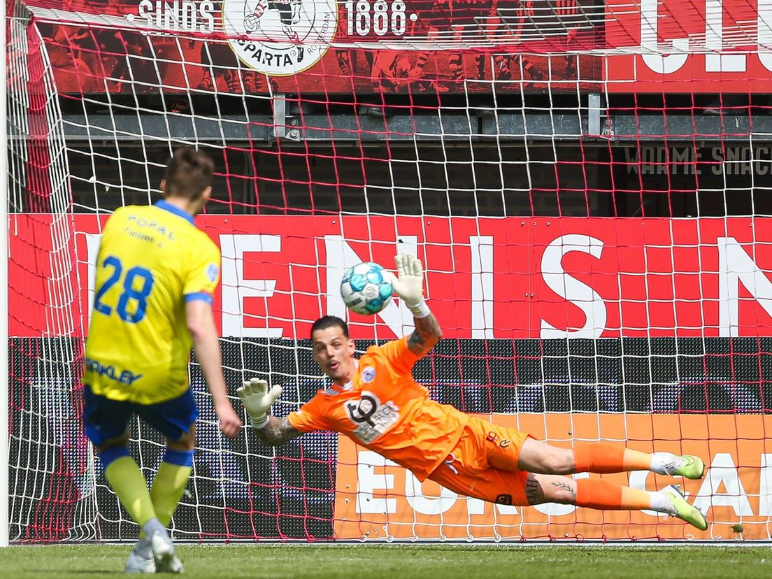 Sparta-doelman Nick Olij pakt de strafschop van Roberts Uldrikis
