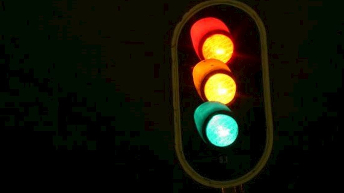Bestelbus rijdt vermoedelijk door rood