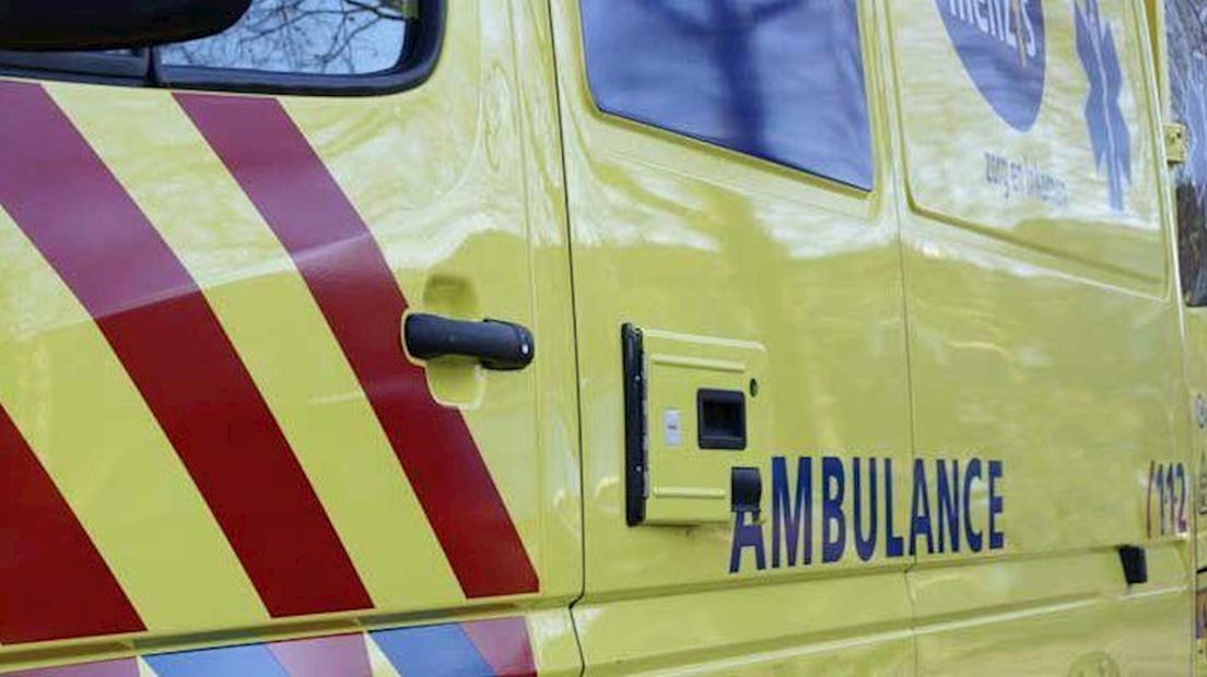 Ambulance verleent hulp aan gewonde bromfietser