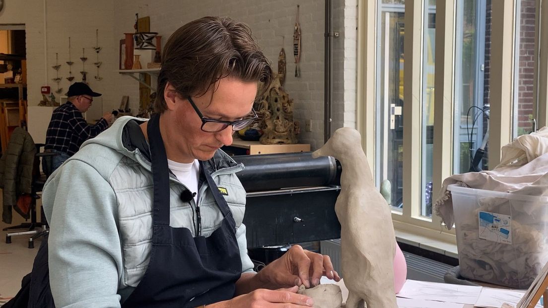 Donne werkt nu aan een beeld van een loopeend met een kleintje