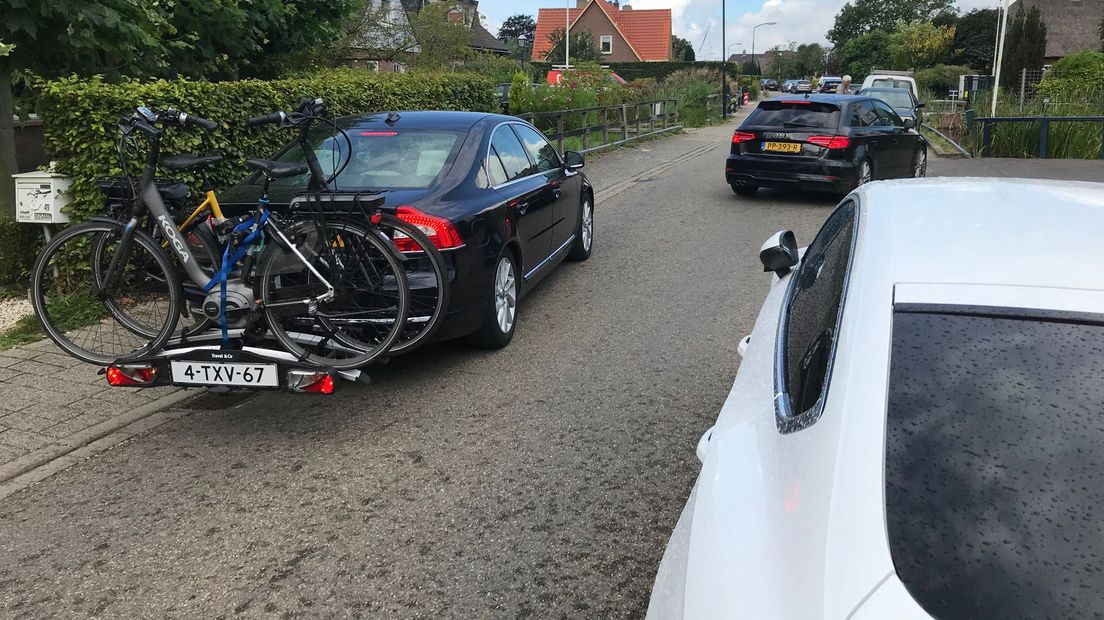 Auto's kunnen elkaar lastig passeren op de Achterbos in Vinkeveen