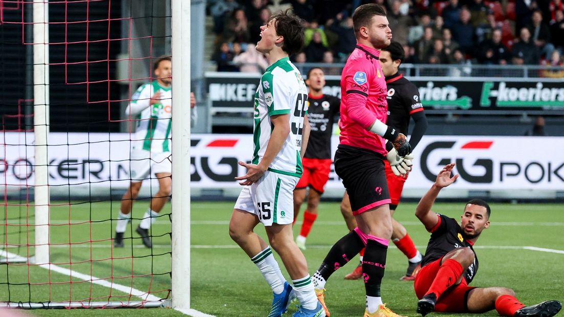FC Groningen-debutant Thom van Bergen baalt nadat hij een kans heeft gemist