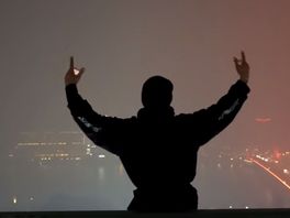 Vlogger klimt op oudjaarsnacht op De Hef, gemeente Rotterdam doet aangifte