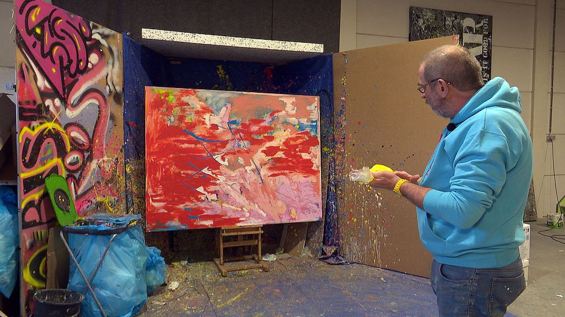 Stef Vedder maakt een abstracte basis in zijn schilderij waarbij de structuur belangrijk is.