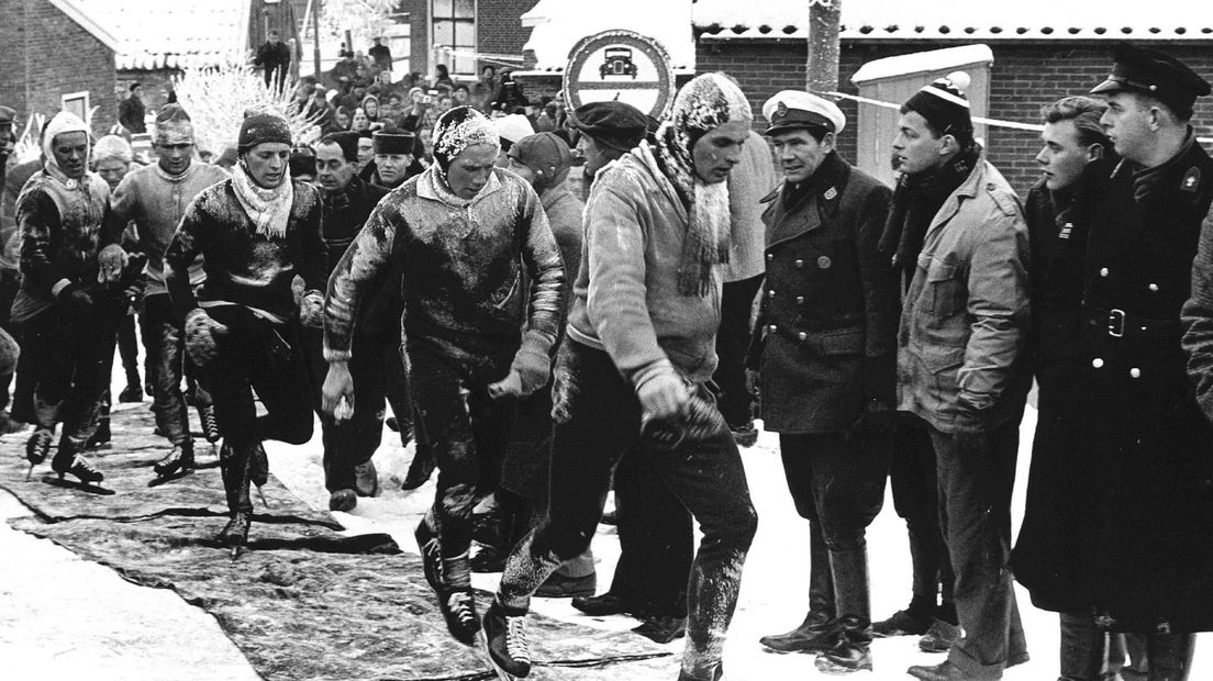 Een groep schaatsers kluunt tijdens de Hel van '63