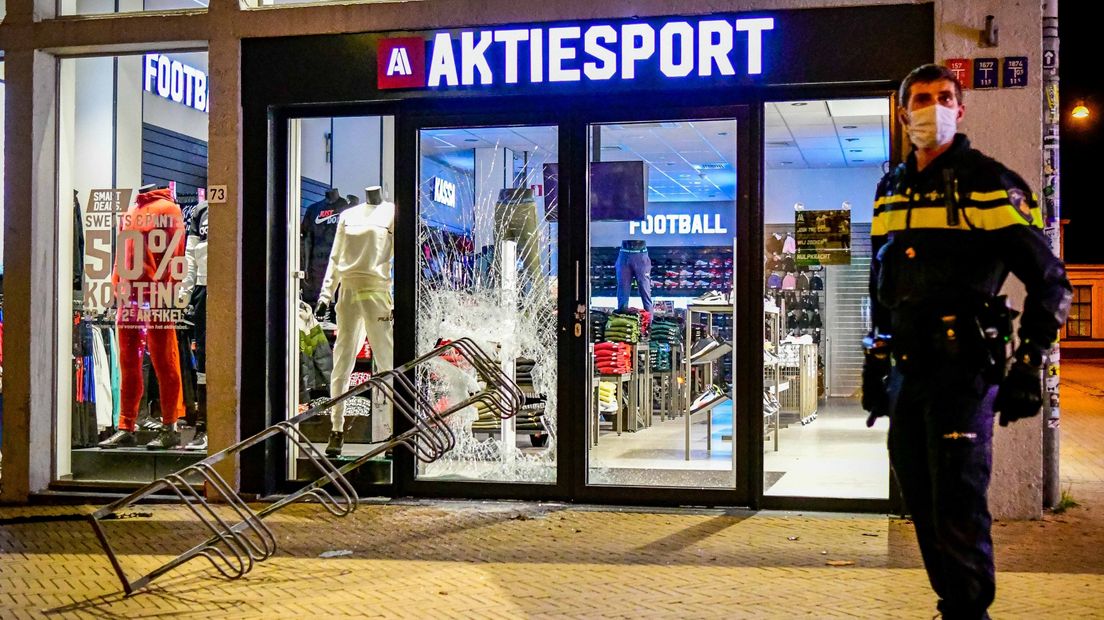 De ruit van een sportwinkel werd vernield met een fietsenrek