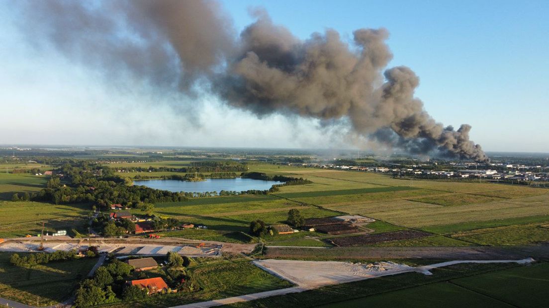 De brand vanuit de lucht bij Meerstad