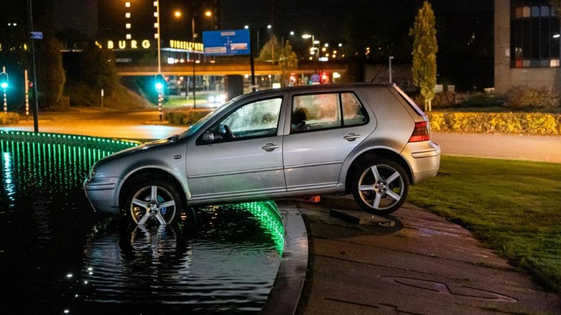 De auto bleef steken op de rand van de fontein.