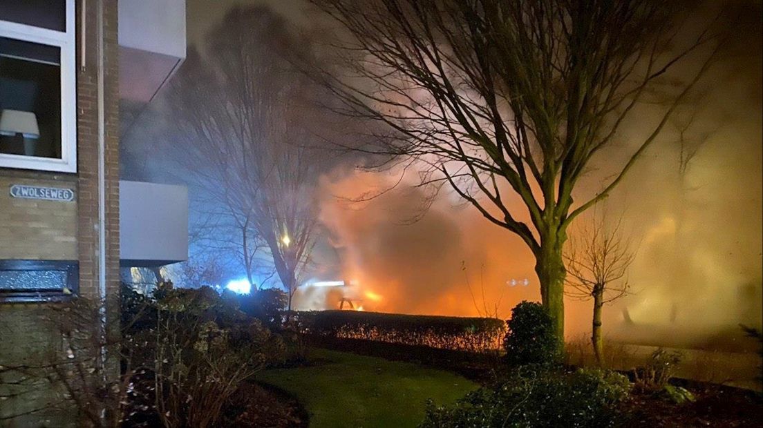 Auto verwoest door brand in Deventer