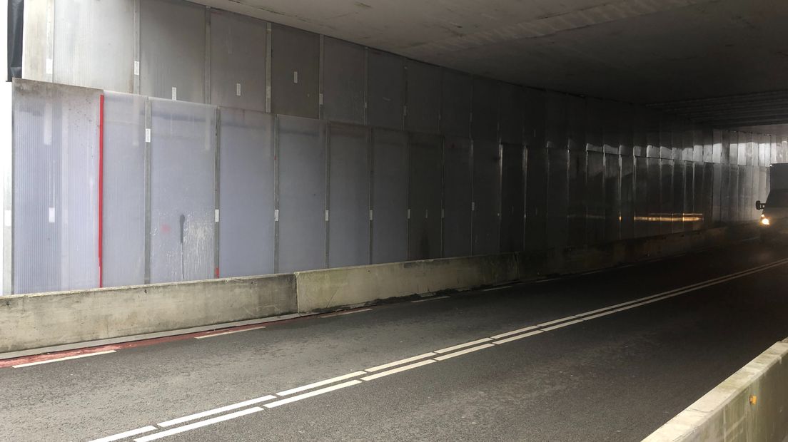 De complete wand, inclusief houten plaat, is afgeschermd in verband met het verwijderen van een verflaag
