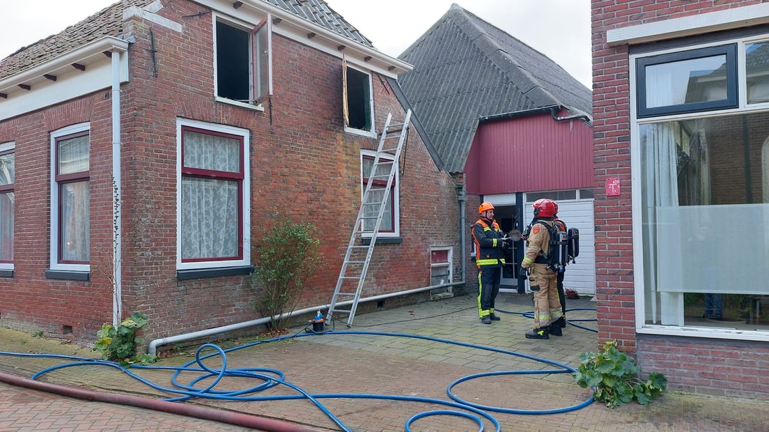 Brandweerlieden praten na over de dakbrand in Stedum die snel onder controle was