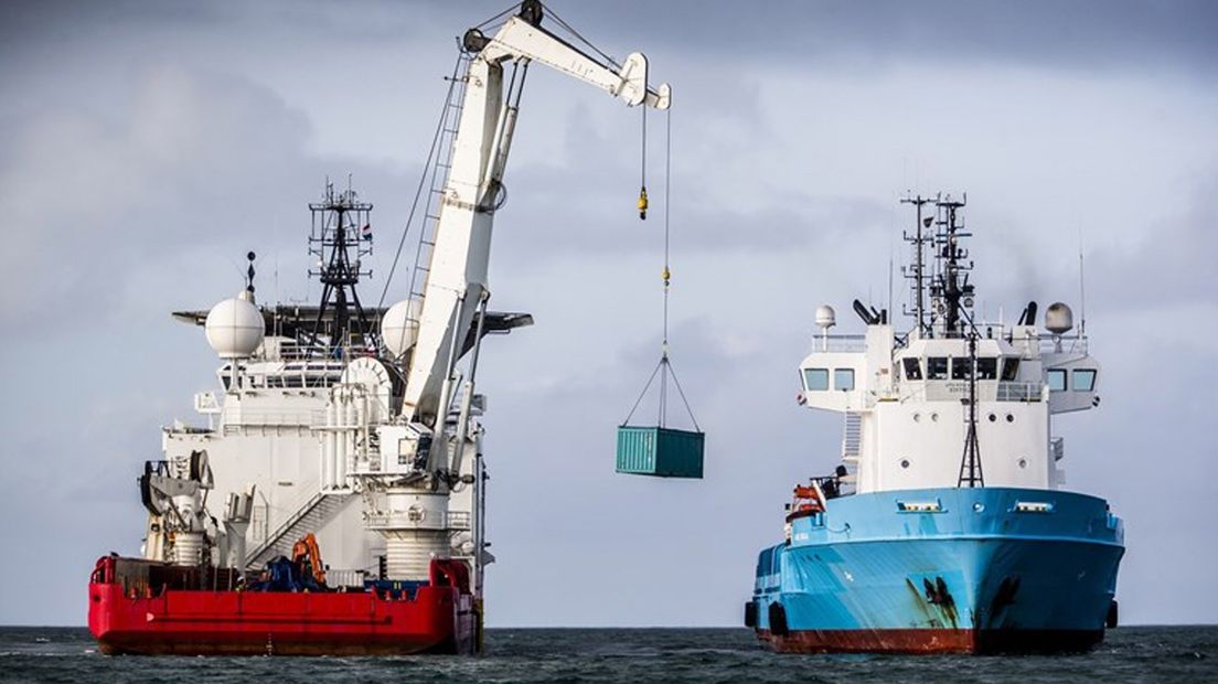 Een schip bergt één van de overboord geslagen containers.
