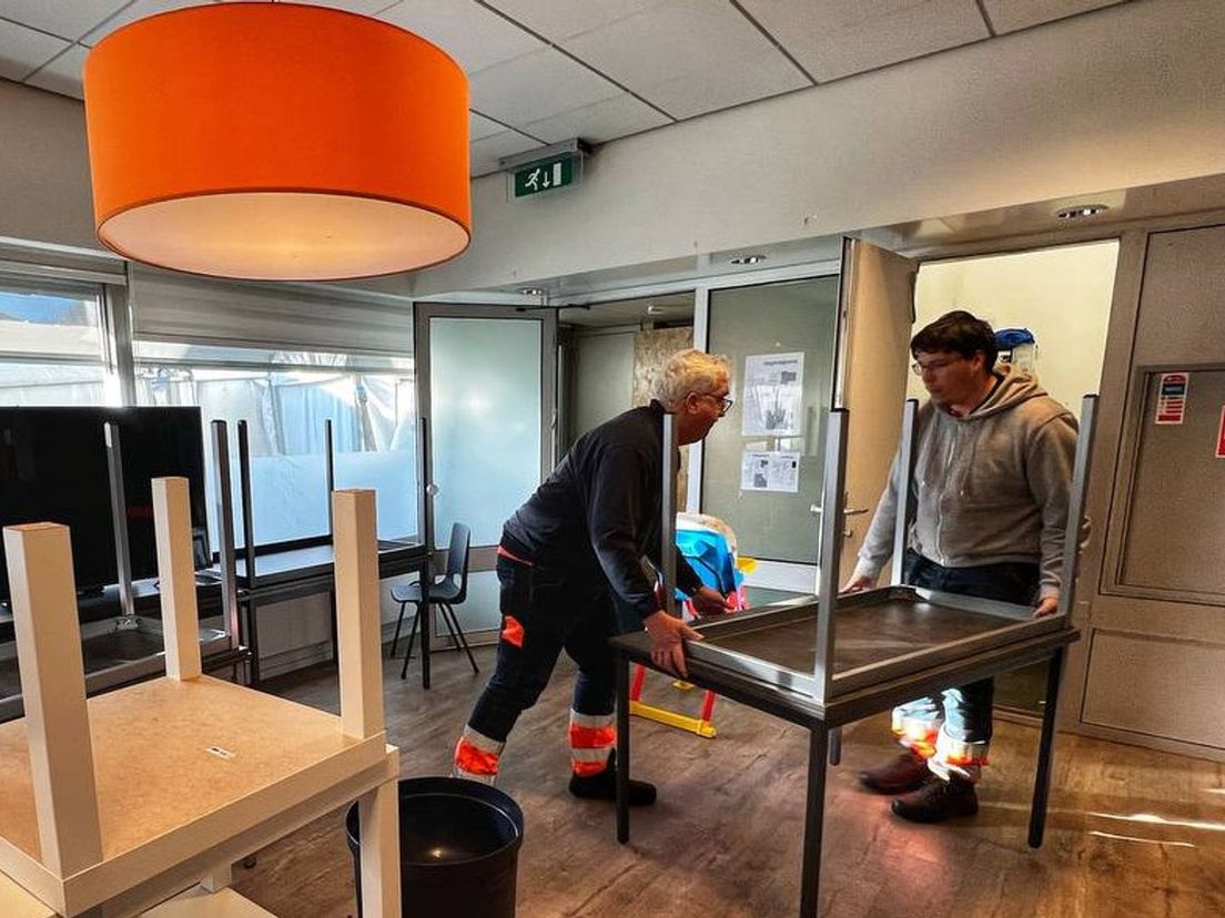 Verhuizers bezig om crisisnoodopvang Coevorden leeg te ruimen