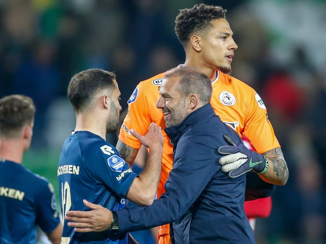 Maurice Steijn viert de overwinning op FC Groningen met Riza Durmisi en Maduka Okoye