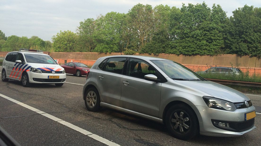 Politie bij lege auto op de Waterlinieweg.