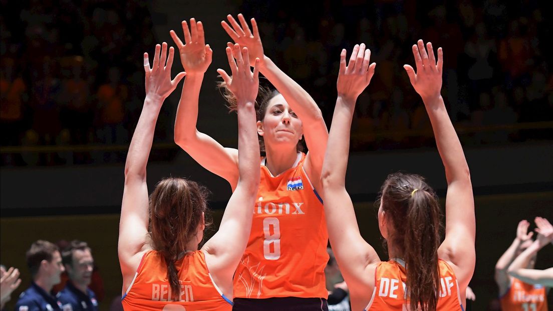 Volleybalsters met één been in halve finales OKT na winst op Bulgarije